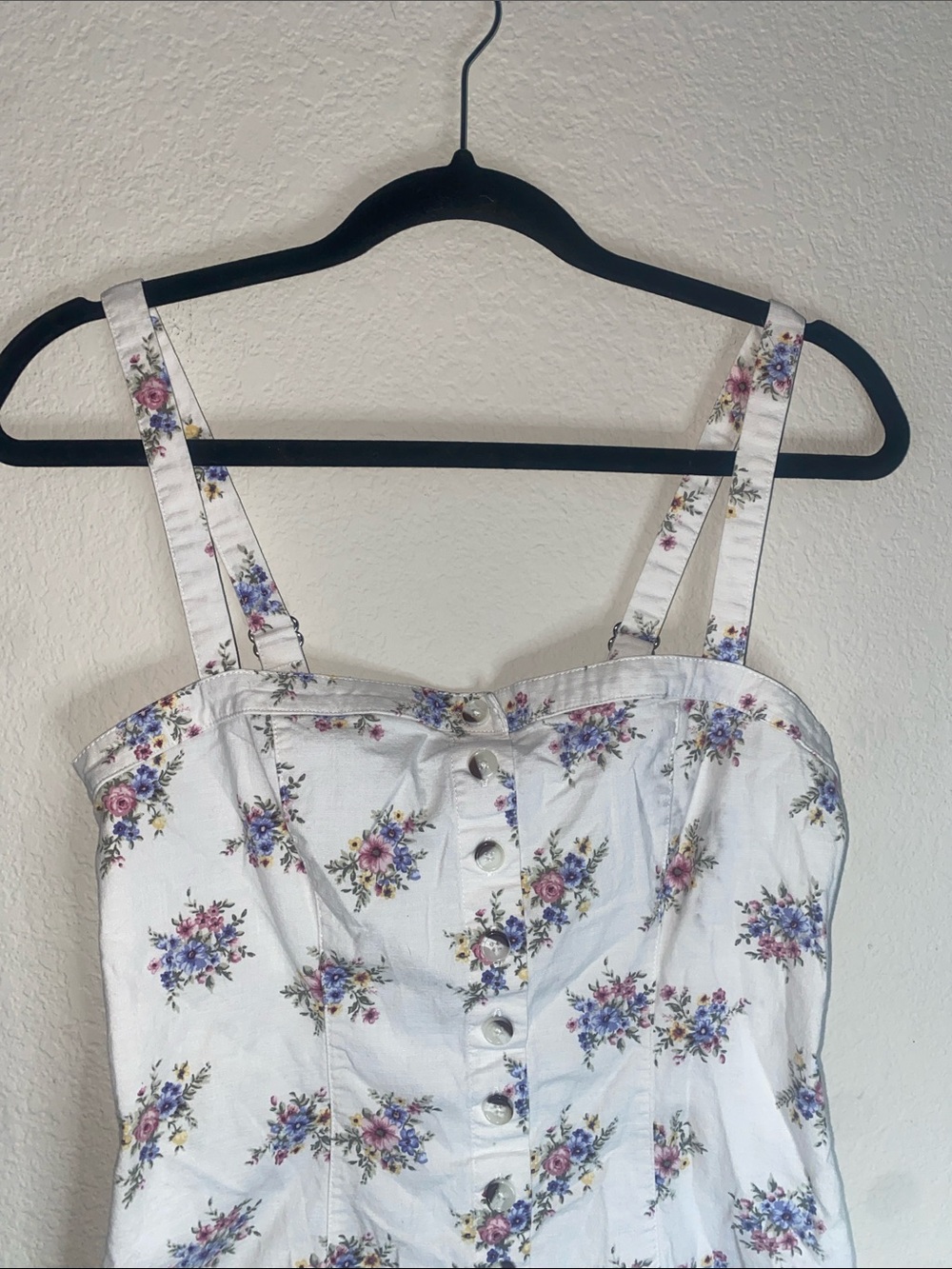 💋Adorable white dress with floral details that singes in the back! - Picture 2 of 9